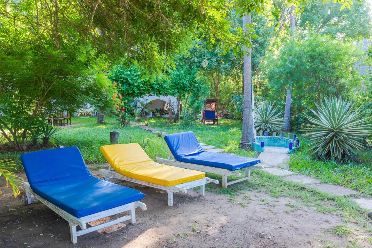 Hotel Footprints House Diani Beach Esterno foto