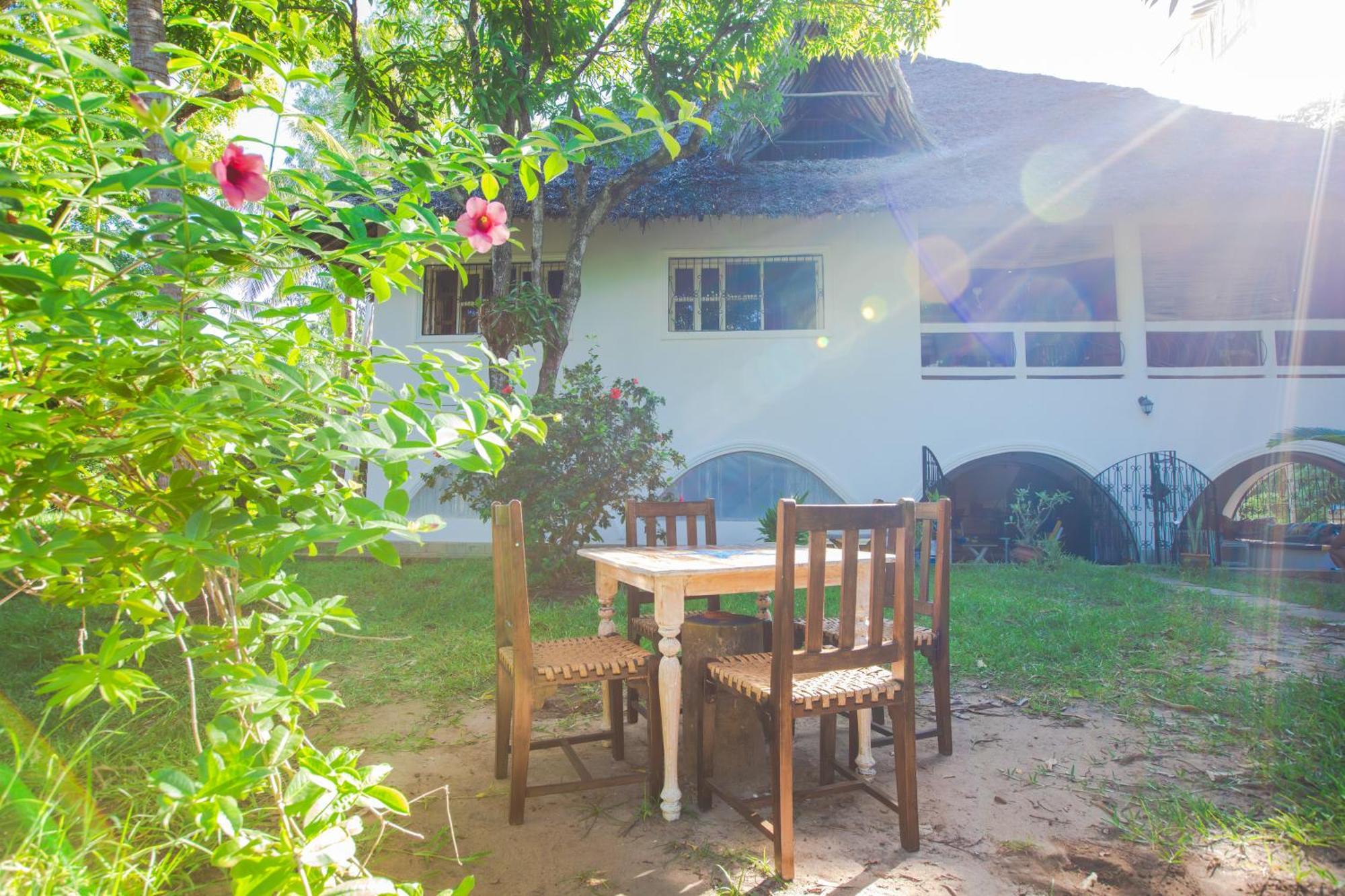 Hotel Footprints House Diani Beach Esterno foto